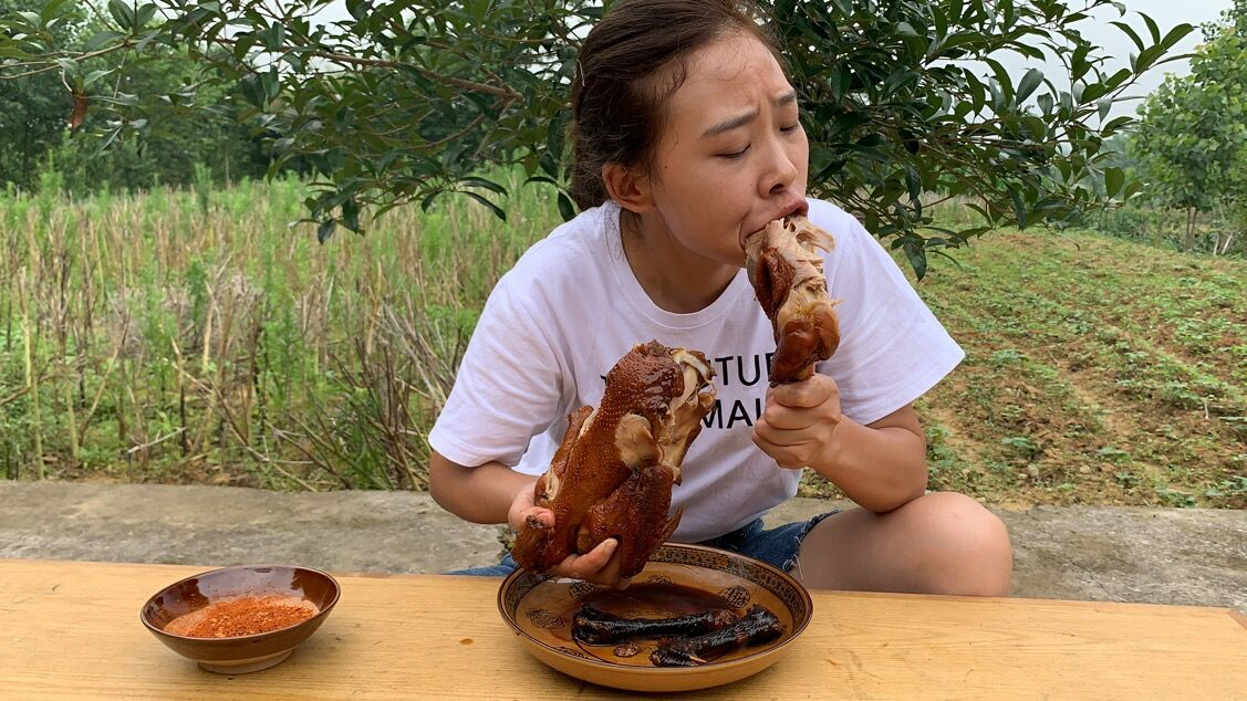 秋妹做广东名菜豉油鸡,皮脆肉嫩,做法简单,一次做成功,真美味